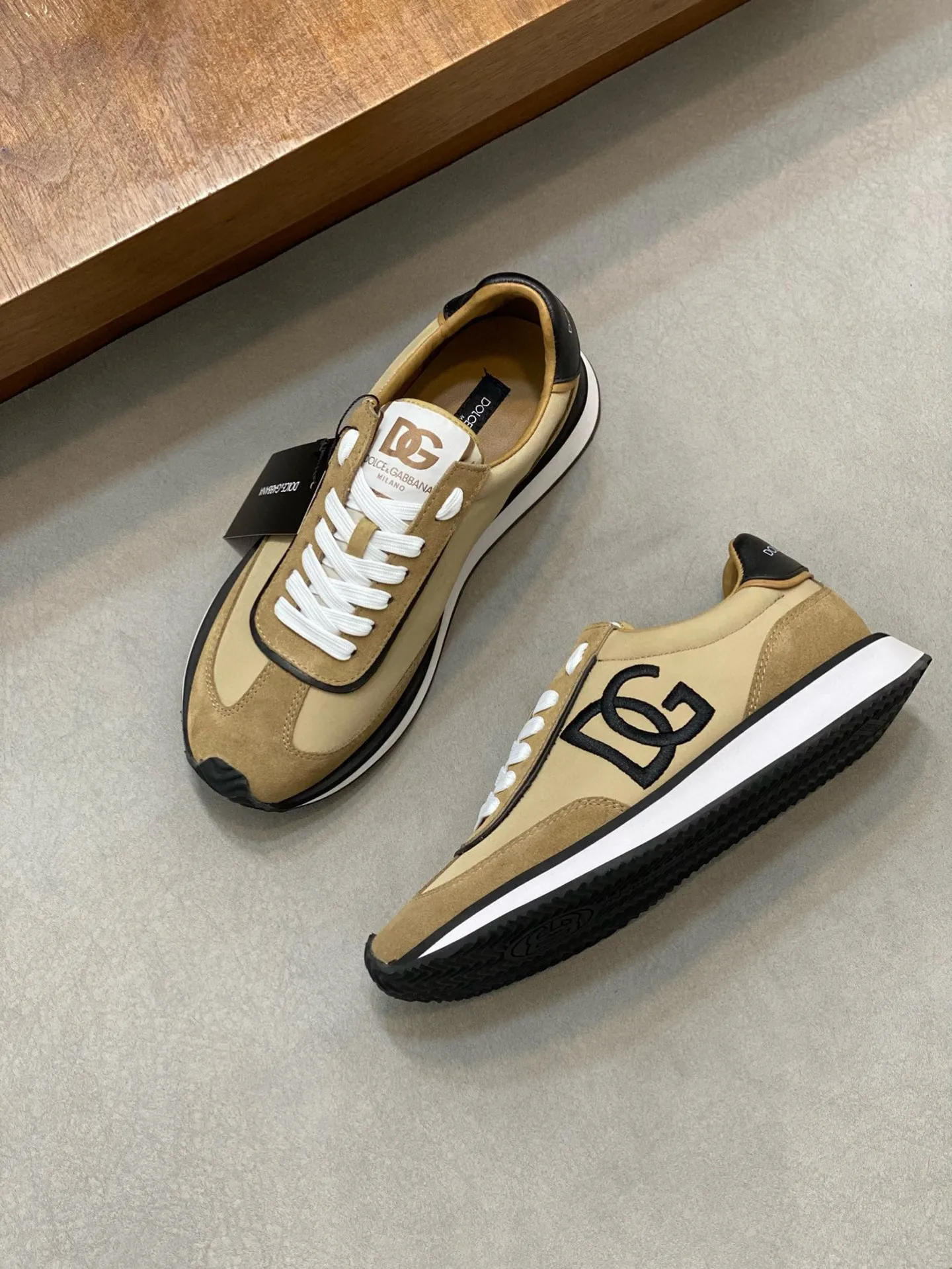 Factory price: 458💰••New products••Dolce&Gabbana••DG✔️High-end men's sports•casual shoes. Original goods from top counters. Original imported cowhide, multi-material splicing design ➕Imported cowhide lining, cowhide feet ➕Original TPR elastic outsole. Size: 39-44 (38, 45 customized)